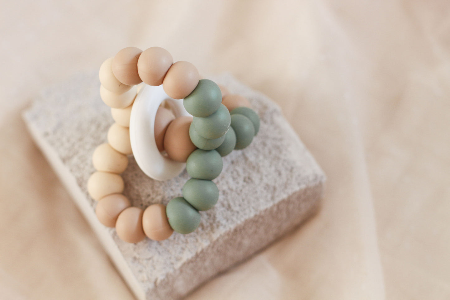 TRIPLET TEETHING TOY Neutrals