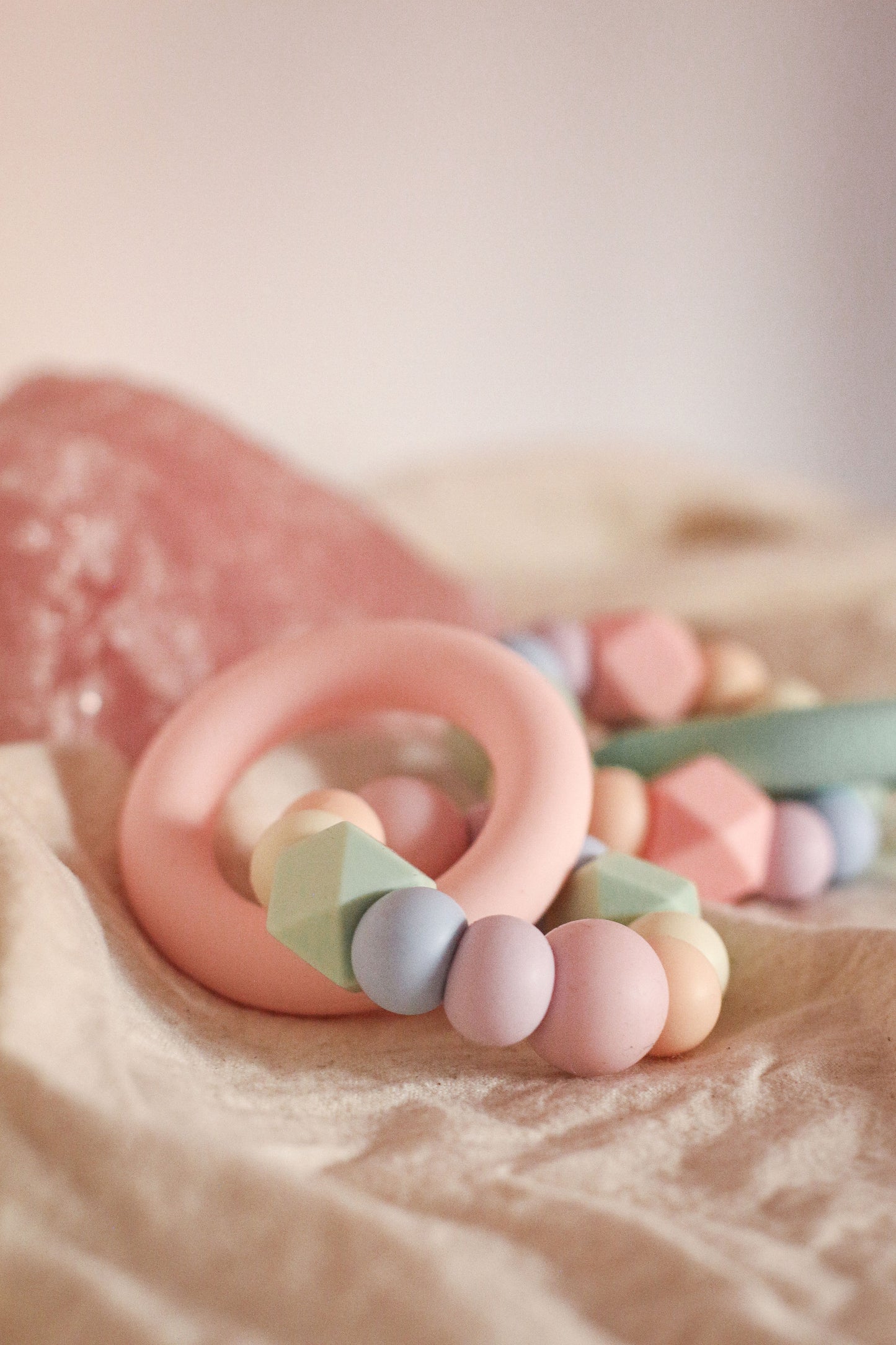 GLACIAL TEETHING TOY Pastel Rainbow